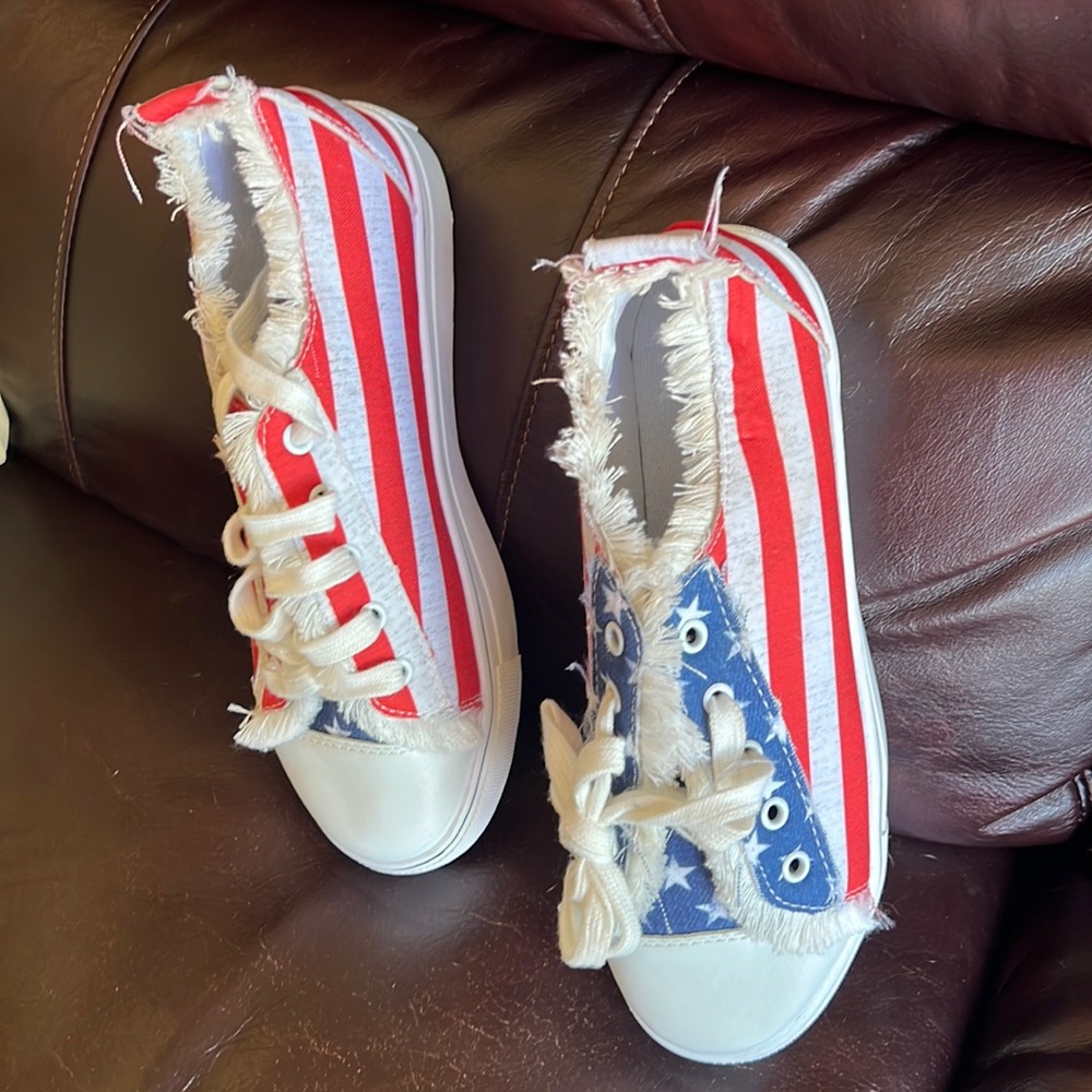 Tennis shoes
